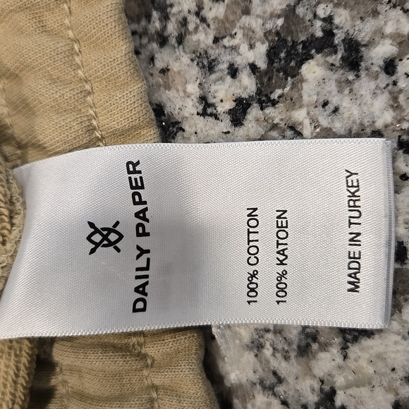 DAILY PAPER MEN'S SCRIPT LOGO SHORT IN TWILL BEIGE. SIZE X-LARGE. - Picture 6 of 11